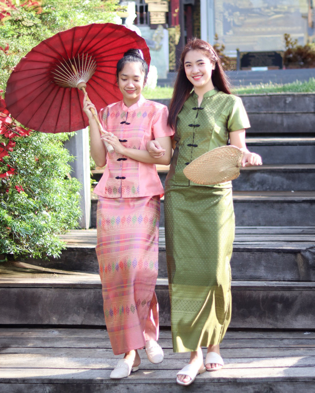 RaanPahMuang Luxurious Traditional Thai Clothing Silk Dress Chinese Front Cut Outfit Chinese Collar RaanPahMuang Luxurious Traditional Thai Clothing Silk Dress Chinese Front Cut Outfit Chinese Collar